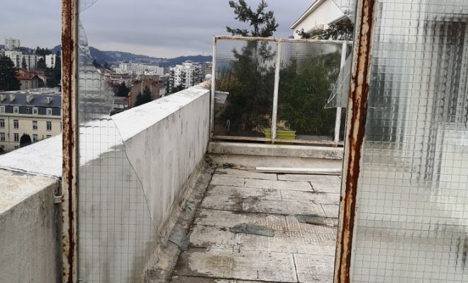 Remplacement d'un vitrage séparation de balcon à Givors, Rive-de-Gier, France Vitrerie
